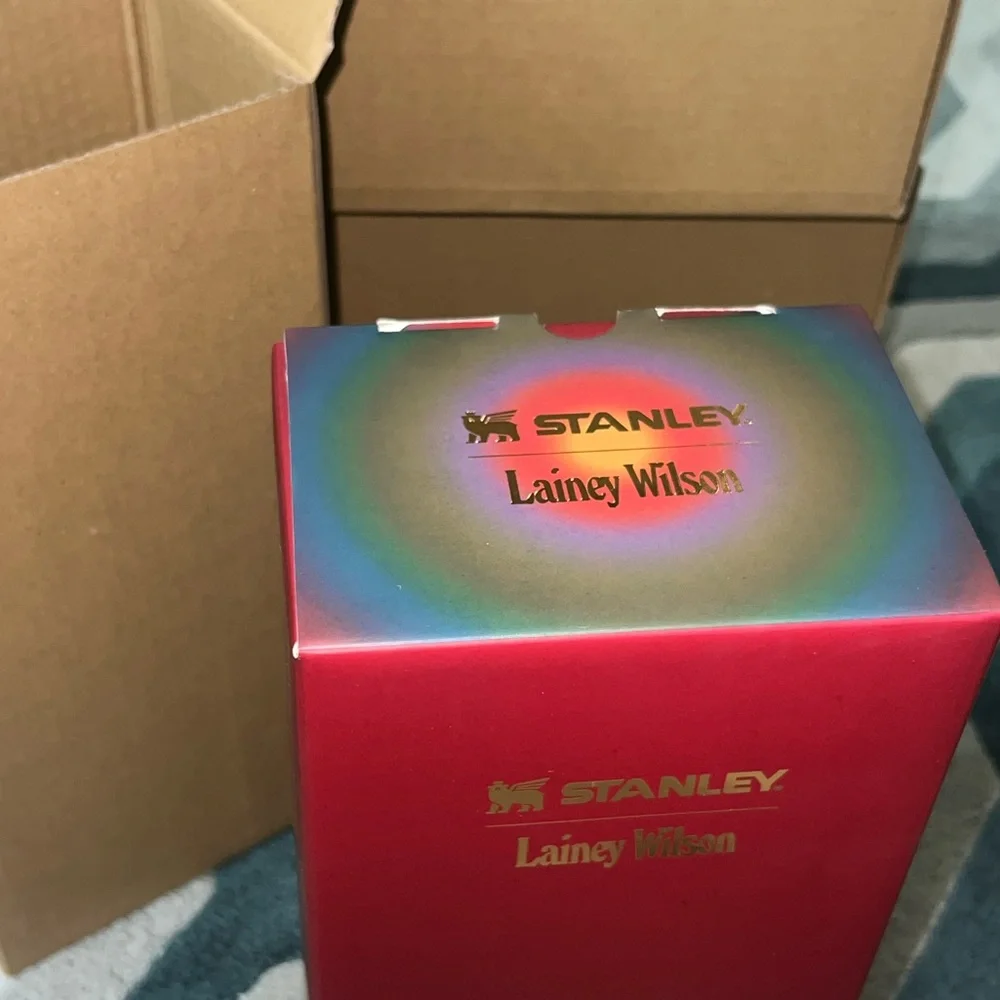 Stanley x Lainey Wilson Limited Edition tumbler IN HAND - Picture 5 of 5